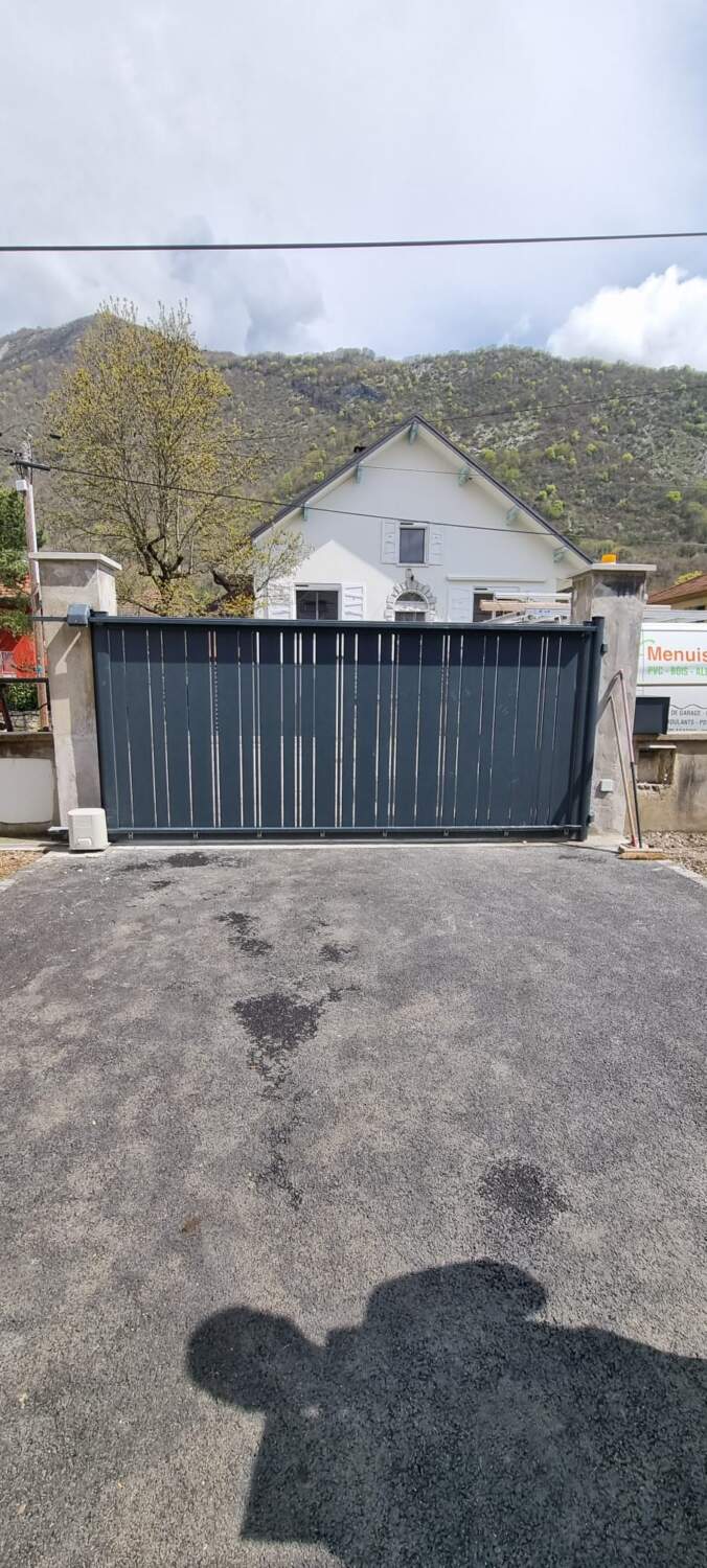 PHOTO D'UN PORTAIL EN ALUMINIUM