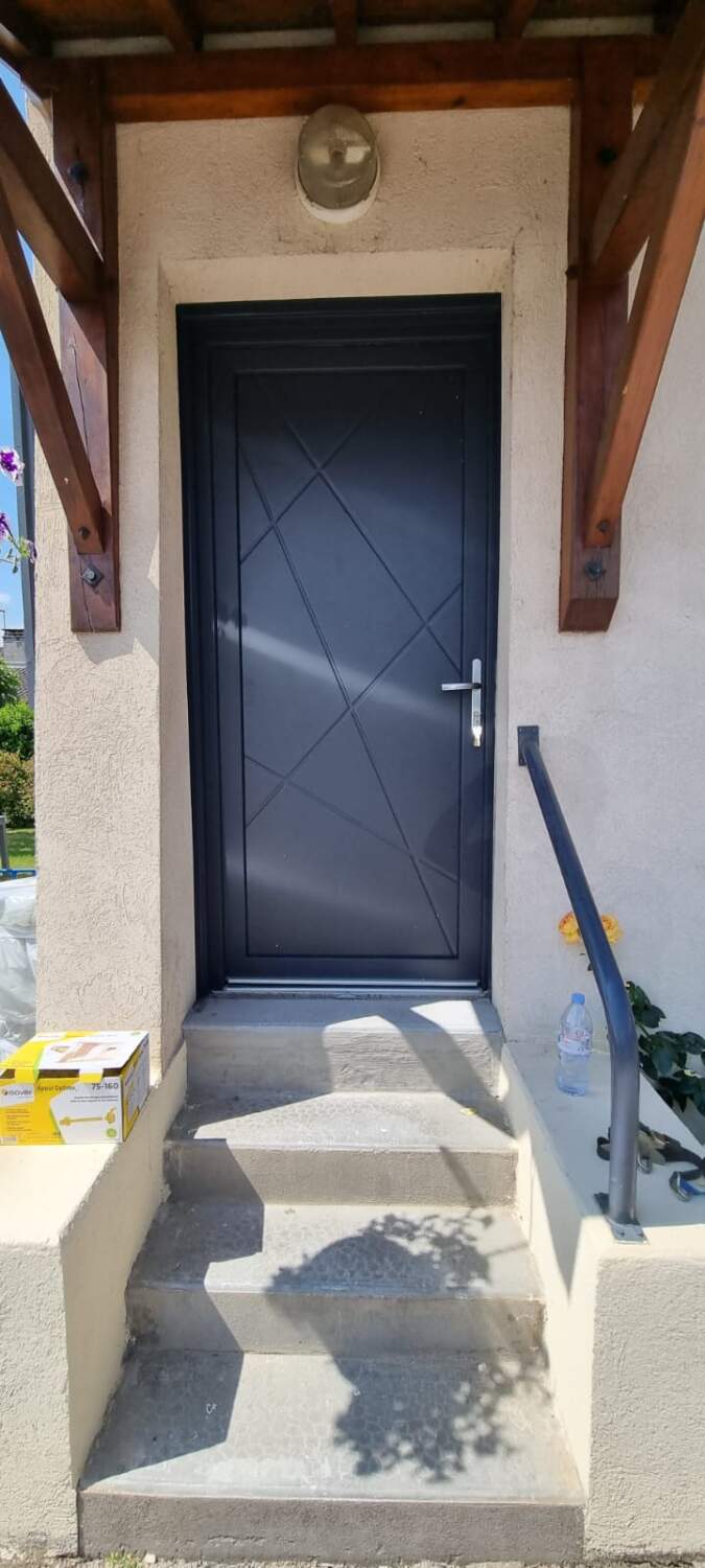 PHOTO D'UNE PORTE EN ALUMINIUM